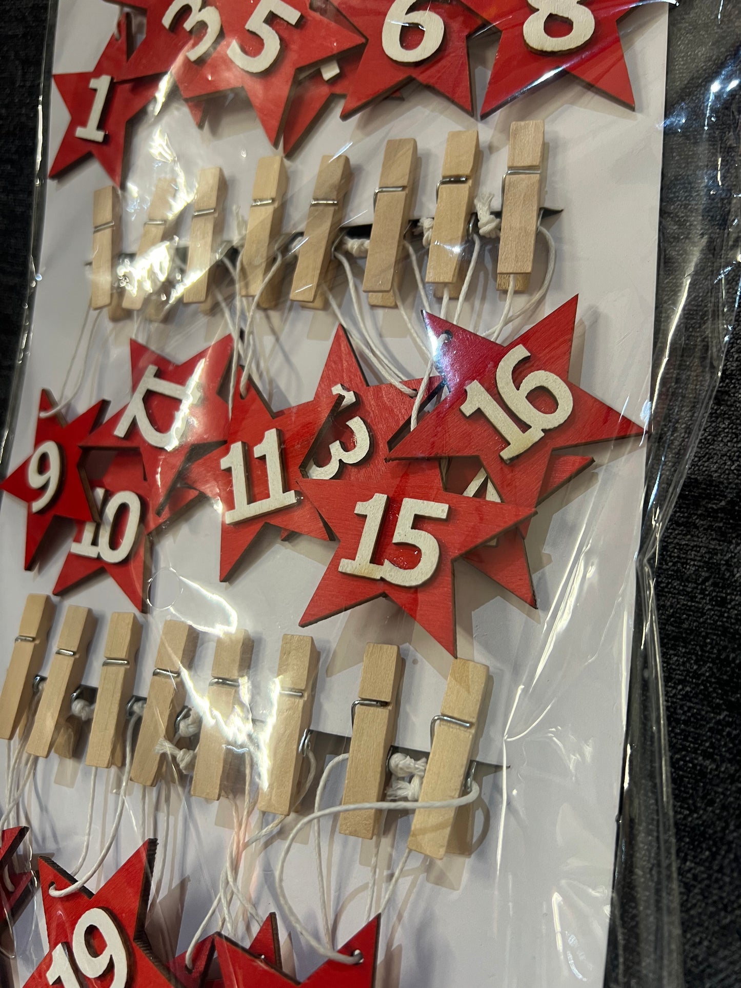 Christmas Pack Of 24 Red Star Festive Pegs (R402) (Room 1)