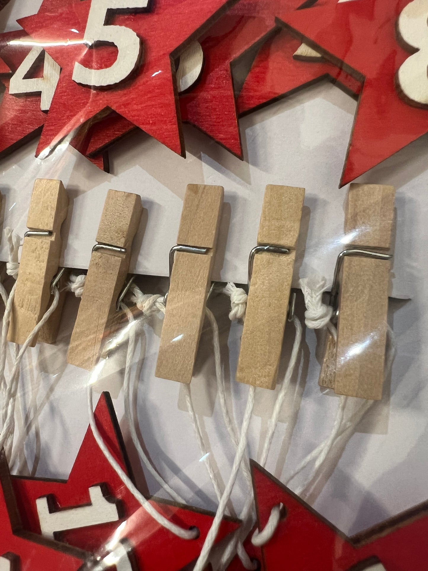 Christmas Pack Of 24 Red Star Festive Pegs (R402) (Room 1)