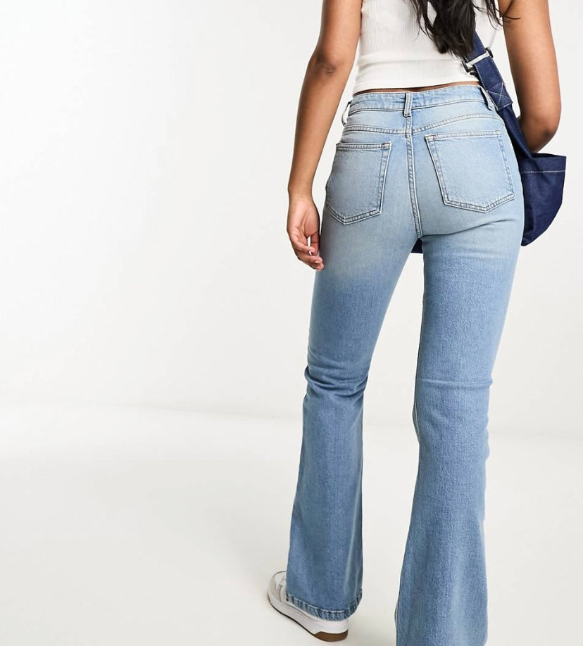 70's flared jeans in light blue W26 L32 (S60) (M)