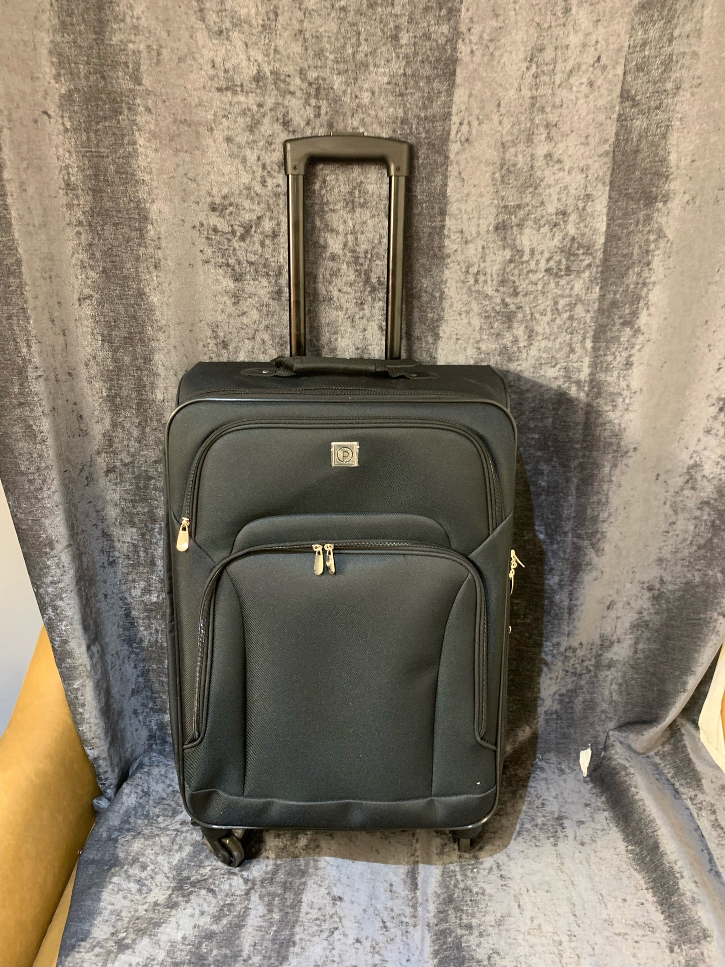 Black leather medium  suitcase with different zip pockets (S107)