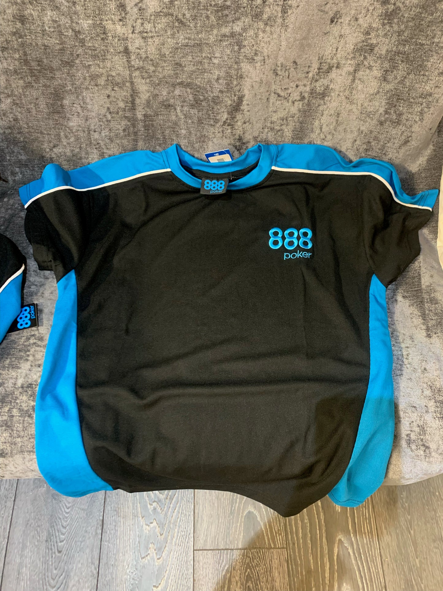 888 Poker t-shirt Size medium Black and Blue (S68) (M)