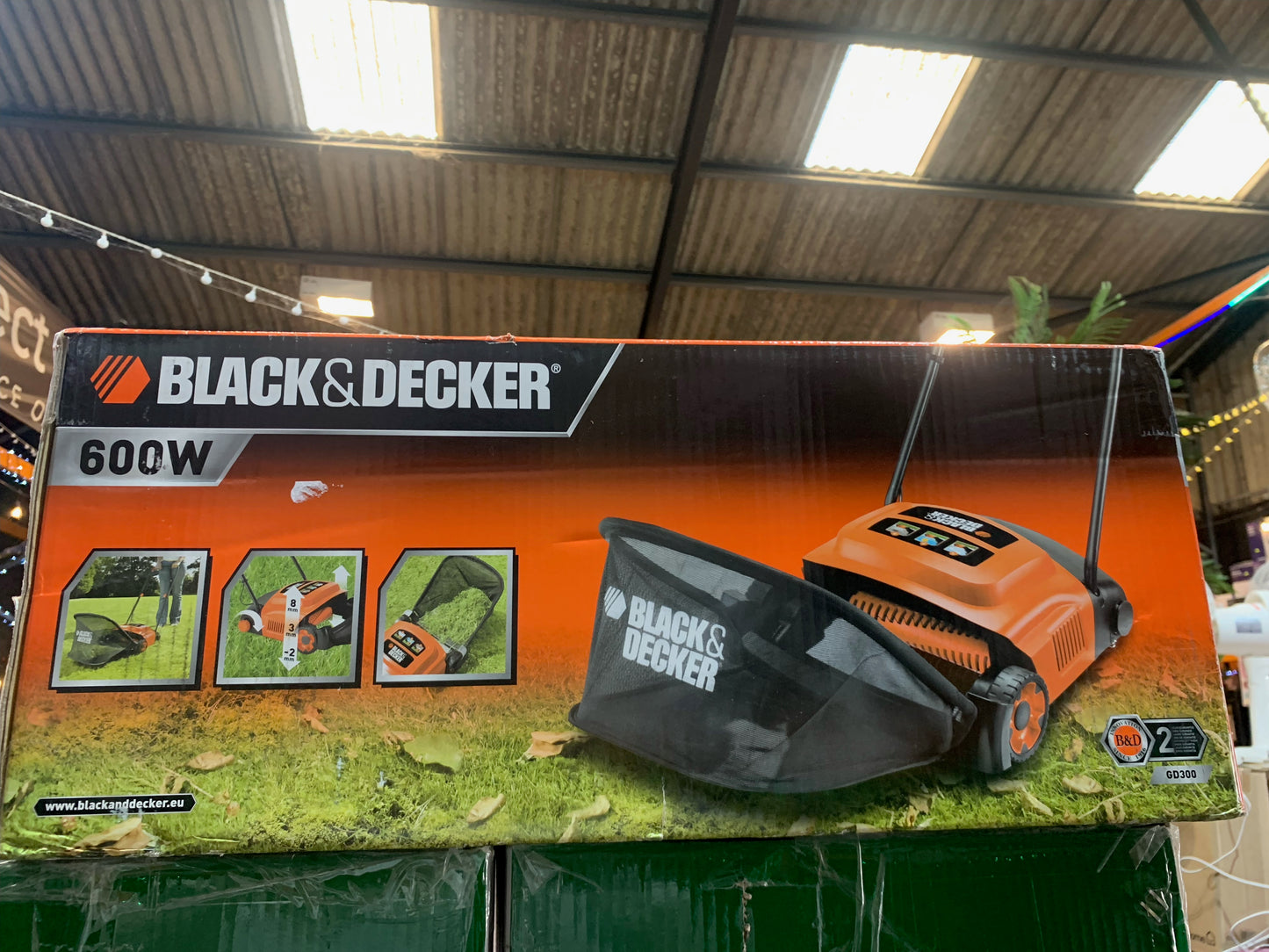 Black & Decker 600W GD300 Electric Lawnraker Scarifier Grass Rake 30cm 240v (S288)